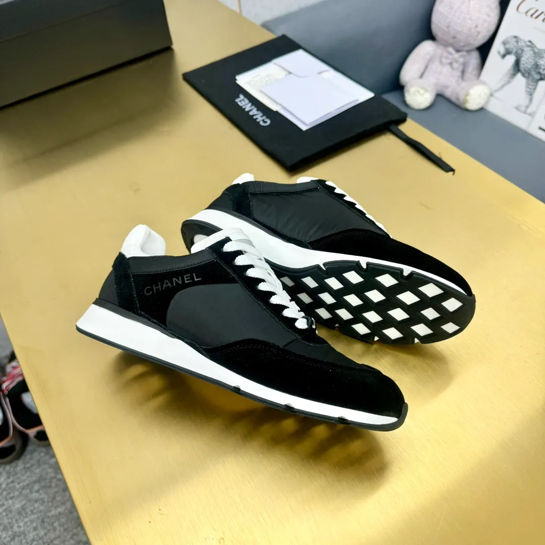 👟👟Ex-factory price 560👟👟 CHANEL Chanel thick-soled panda sneakers Panda biscuit shoes Chanel 2024ss popular panda shoes 🐼Colorful thick-soled casual sports shoes sneakers counter synchronization The counter is very popular Very difficult to buy a shoe The most popular thick-soled panda shoes on the Internet It can be imagined that small fragrance control can not miss it, both appearance and comfort coexist Simple and versatile white shoes. The thick sole increases height and is super versatile. You can wear it with your eyes closed😍Whoever wears it will look better. Upper: calfskin. Lining: imported sheepskin lining. Outsole: TPU original outsole. Size: 35-40 (41 customized.